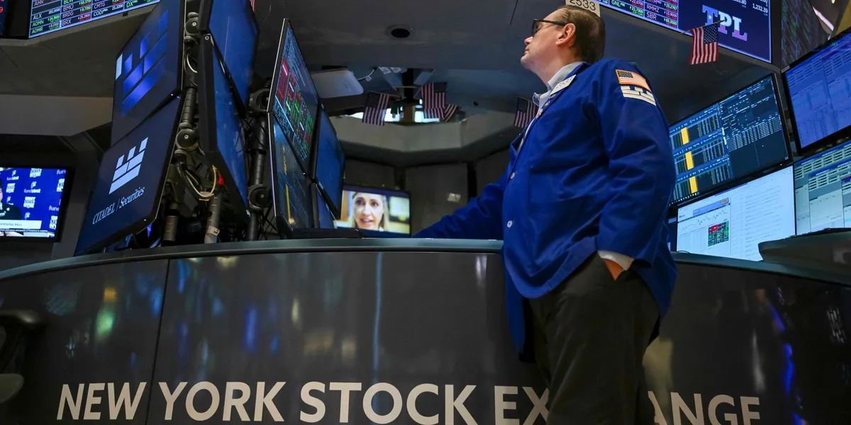 Avdempet ukestart på Wall Street før Nvidia-resultater – Alphabet stiger etter Buffett-inntog