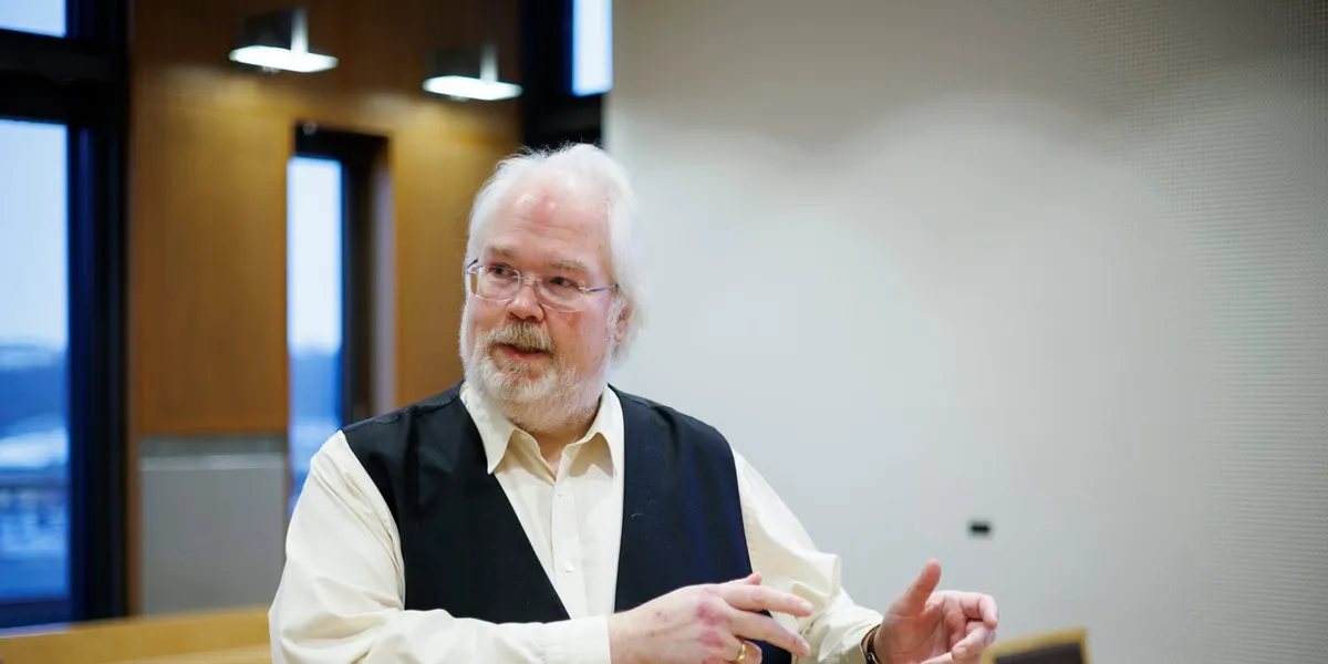 Finansveteran om feiden mellom Røkke og Sveaas: – Dette er folk som har mislikt hverandre i 25 år og tyr til alle våpen