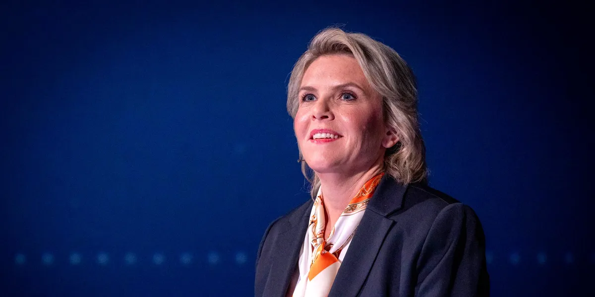 Derfor stemmer unge menn på henne
