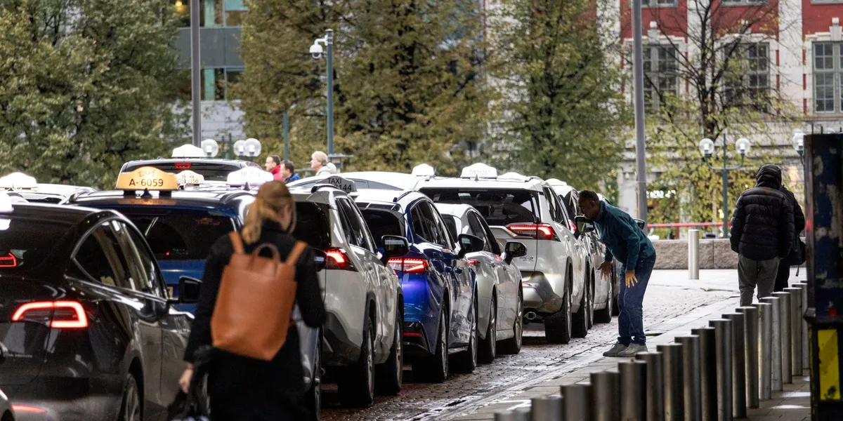 Konkurransetilsynet advarer mot makspris på taxi: – Risikerer å betale mer