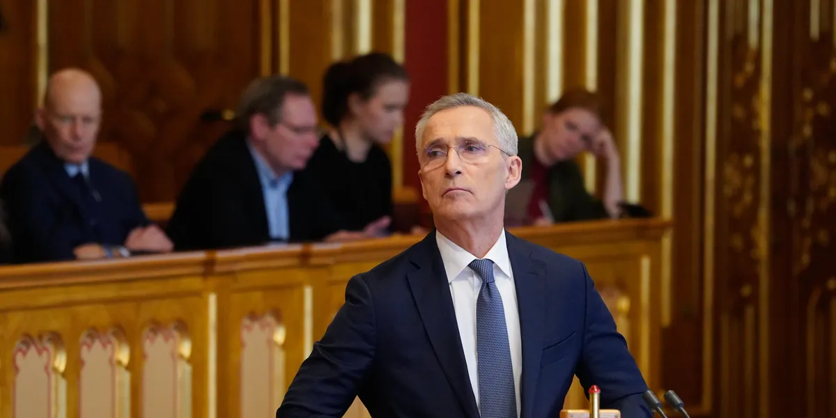 En bulldoser og et krigsskip gjorde at alarmen gikk hos Stoltenberg