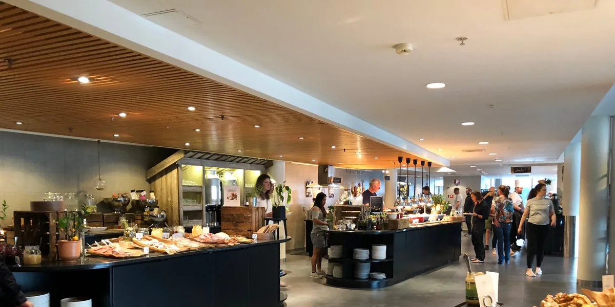 Slutt på inkludert hotellfrokost: – Tøff håndtering av gjestene