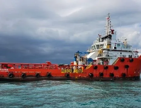 Ayolning tana azolarini yalagan erkak surati.