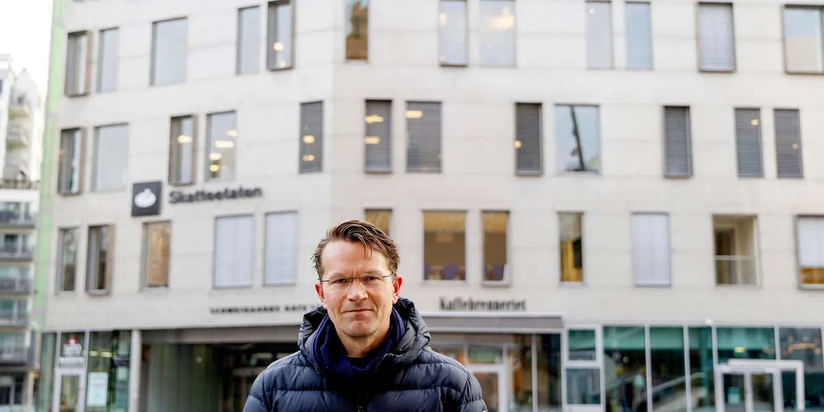 Finanstopper hyller Holte-bok: – Dundrende enig med ham