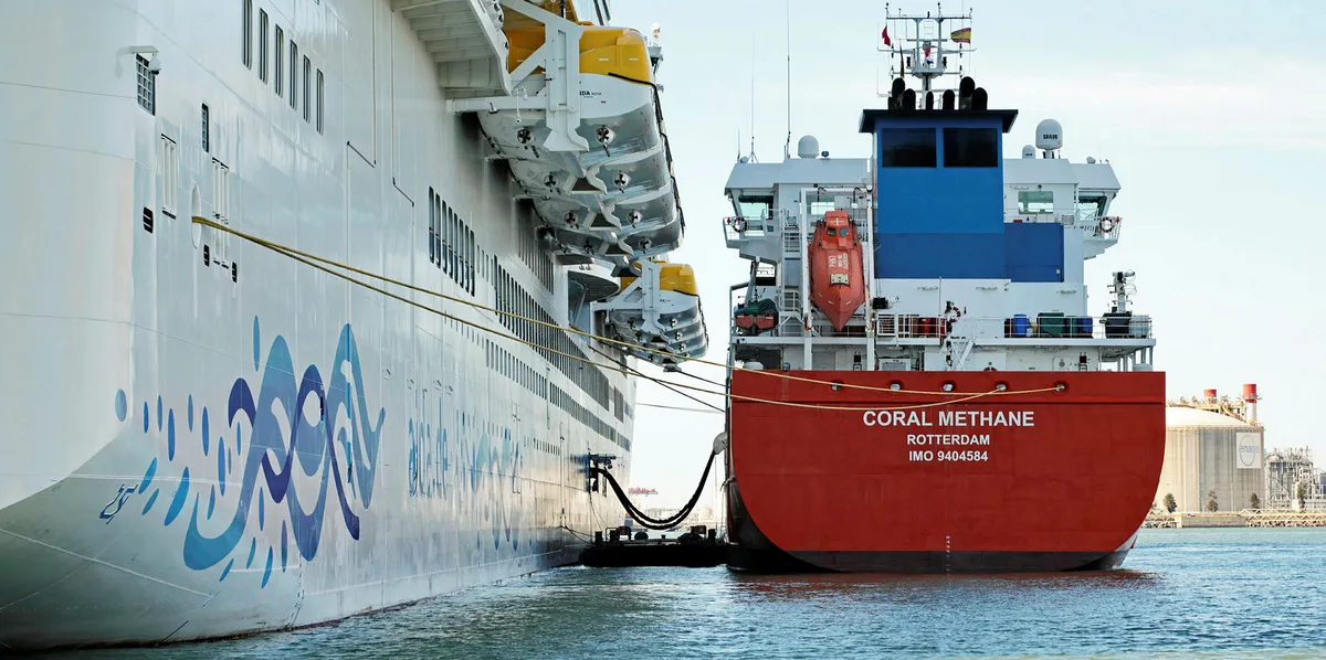 Total and Shell float tenders for large LNG bunker vessels