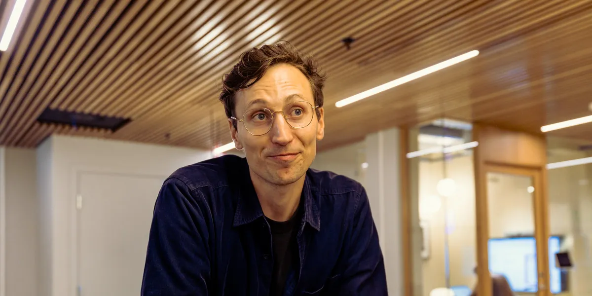 KI-boom og nedbemanninger: Forsker mener unge bør droppe konsulenthusene