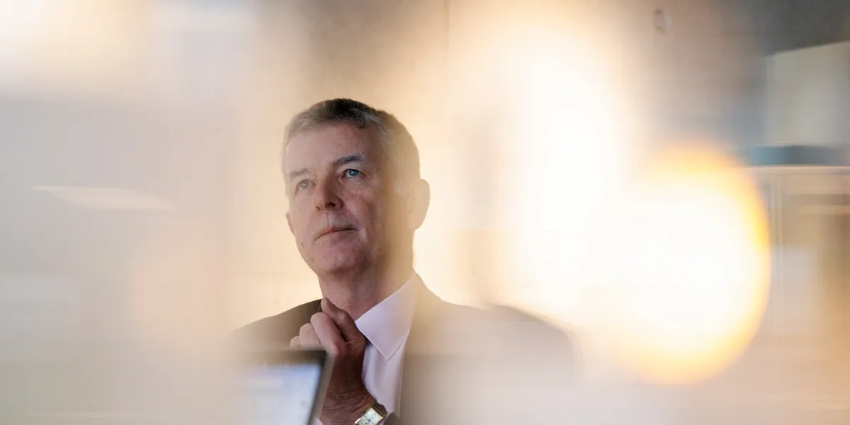 Den tidligere MI6-sjefen mener Vesten står overfor to trusler: – Vi må ikke la oss distrahere