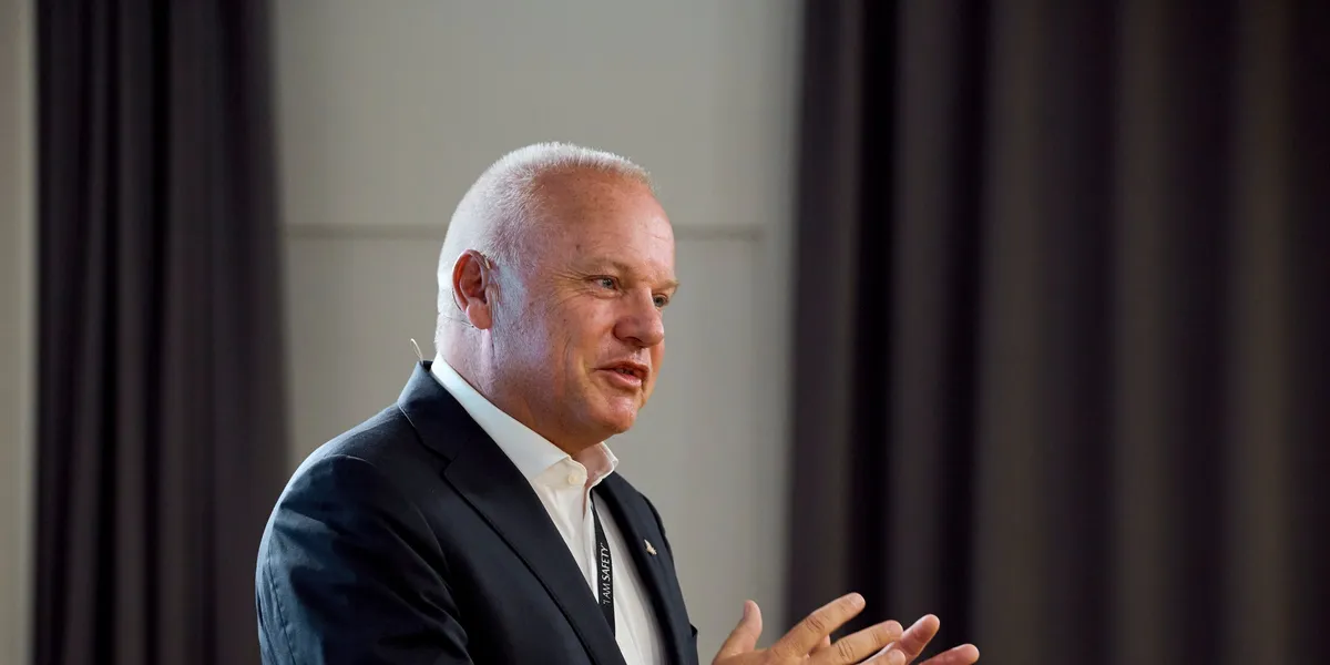 Om han ikke skjønte det før - nå innser Opedal han må ha en hånd på rattet