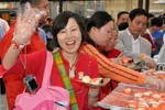 POTENSIALET: Sushi til folket. På verdensutstillingen i Shanghai i 2010 ble det satt norsk verdensrekord i sushi-mosaikk (rekorden er slått flere ganger siden det). Etterpå ble laksebitene delt ut til et entusiastisk publikum, som her.