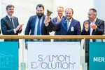 Børsdirektør Øivind Amundsen, helt til venstre, var tidligere sjef for avdelingen for førstehåndsmarkedet ved Oslo Børs. Her fra noteringen av det landbaserte lakseselskapet Salmon Evolution 18. september.