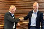Knut Nesse (t.v.) fra Akva Group AS og Victor Jensen fra Abyss Group AS i forbindelse med signering av avtalen under Aqua Nor i Trondheim.