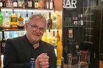 Tidligere fiskeri- og sjømatminister Per Sandberg driver nå Grand Bar i Halden. Bildet er fra mars 2022