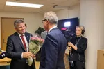 Påtroppende fiskeri- og havminister Bjørnar Skjæran (Ap) møter avtroppende fiskeri- og sjømatminister Odd Emil Ingebrigtsen.