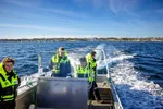 Julian Hønsvik (fra venstre), Live Selvåg, Truls Eidsvaag, og Herman Bjørvik studerer havbruk på Guri Kunna videregående skole på Frøya. Fra skolen er det kort avstand til en av øyas mange oppdrettsanlegg.