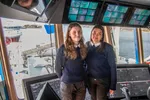 Nora Mandal og Therese Standal lærer mye som henholdsvis lærling og praksiselev om bord på «Gåsø Høvding».