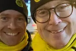 Informasjonstoppene i Sjømat Norge, Henrik W. Horjen (t.v.) og Øyvind André Haram, på Bodø/Glimt-kamp iført hjemmelagets klær, til tross for at de begge er supportere av et annet lag.