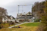 Den nye boligen til lakseoppdretter Gerhard Meidell Alsaker (60) under oppføring preger Onarheim i Tysnes kommune, et stykke sør for Bergen. Boligen har ifølge plantegningene et bruksareal (BRA) på 2.131 kvadratmeter.