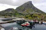 Det skapes gull i havet, som her på lakseøya Lovund på Helgeland. Beslutninger i Brussel kan få konsekvenser for framtidige investeringer i havbruk.