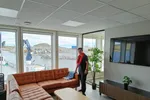 Oppholdsrommet i den nye fôrflåten til Gigante Salmon. Maskinist Marianne Jensen tar en titt på sitt nye arbeidssted.