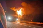 Bildet viser en laksetransport som ble satt i brann av voldelige urfolksaksjonister i juli i år i den chilenske kommunen Ercilla i fylket La Araucanía.