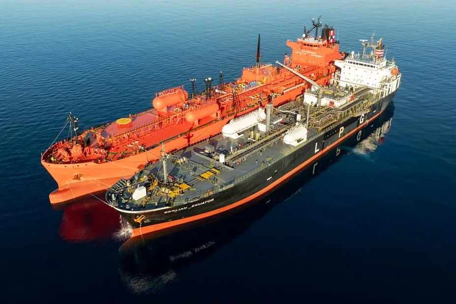 Berlian Ekuator transferring ammonia to Eco Enchanted