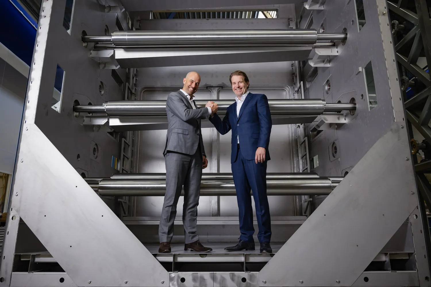 Battolyser Systems CEO Mattijs Slee, left, shakes hands with VDL Group CEO Willem van der Leegte.