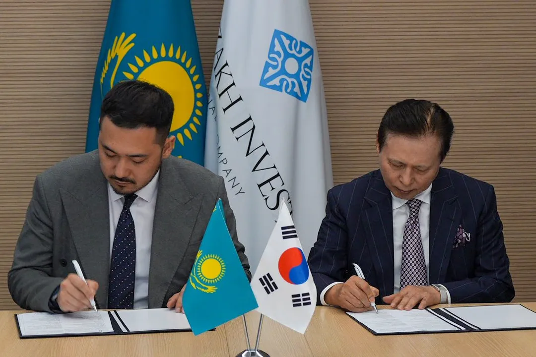Azamat Kozhanov, deputy chairman of Kazakh Invest (left) and Baek Jong-man, CEO of YPP (right) sign the framework deal