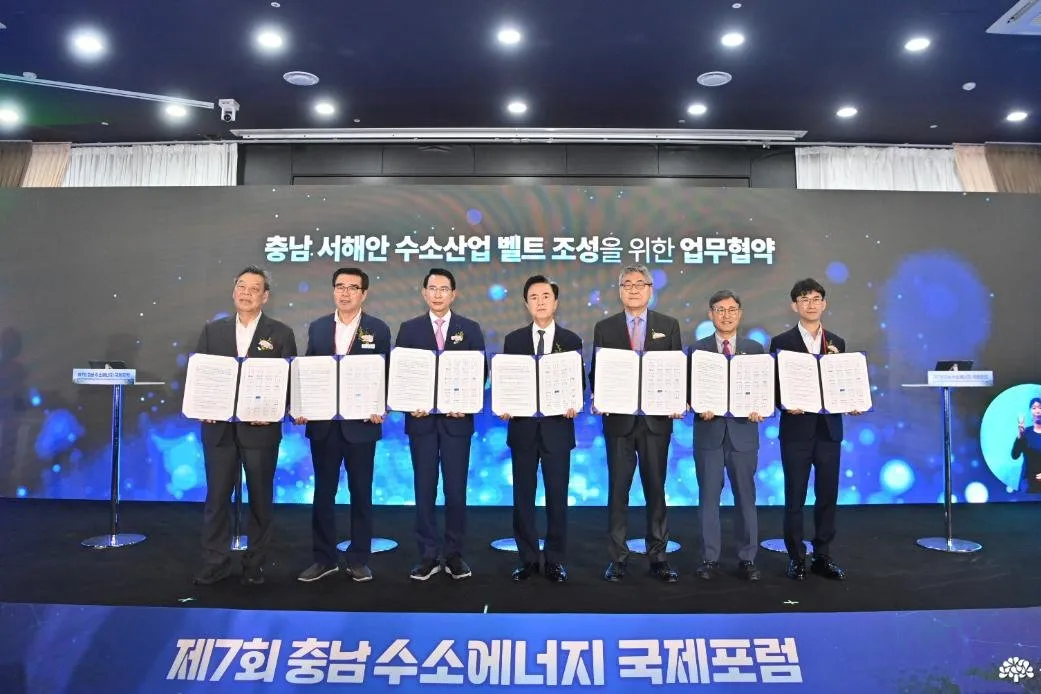 South Chungcheong governor Kim Tae-heum, centre, with unidentified representatives of some of the organisations that signed some of the 19 business agreements relating to the West Coast Hydrogen Industry Belt.