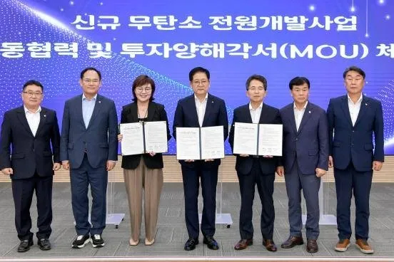 Officials from North Gyeongsang province, the city of Yeongju, and electric utility company Korea East-West Power signing the memorandum of understanding of the 500MW hydrogen project.