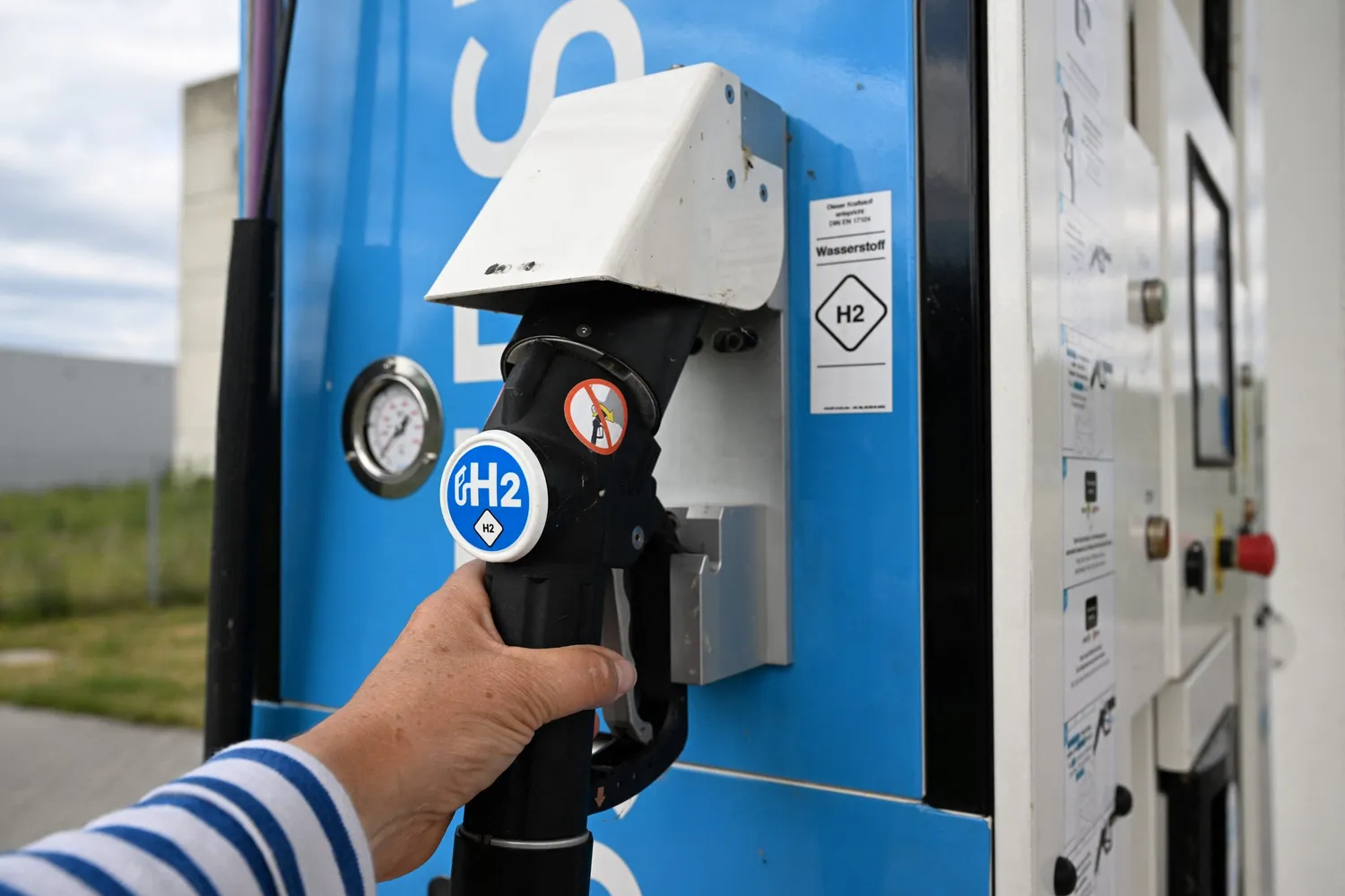 The pump at H2 Mobility's hydrogen filling station in Herten.