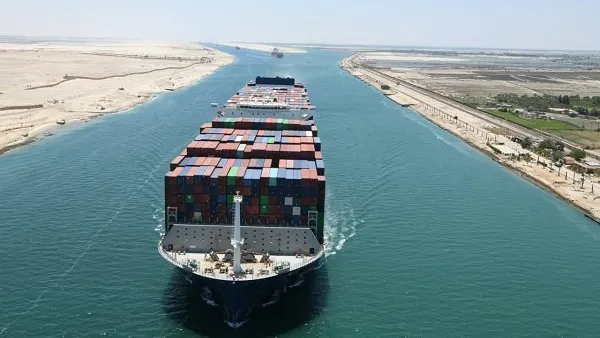 Süveyş Kanalı’ndan geçen büyük bir konteyner gemisi, küresel deniz ticaretinin ana arterlerinden birinde ilerliyor