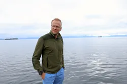 Oppdrettar Sondre Eide i Eide Fjordbruk. Her på Os, dagen før avdukinga av visingssenteret Salmon Eye i 2022.