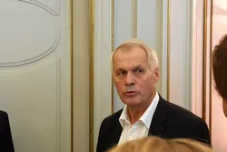 Gustav Witzøe i Salmar. Selskapet byr nå på NRS-aksjene.