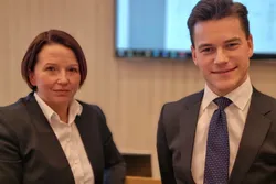 Hilde Lund og Knut Klever Næss førte trafikklyssaken for staten i Gulating. Lund gikk over til firmaet Sands rett før dommen kom.
