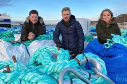 Jobber sammen for å koble leveranser av nytt utstyr til innsamling av brukt: Løvolds Isabelle Sande (t.h.), Folden Aquas Kristian Kristensen og Nofirs Øistein Aleksandersen.
