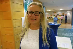 Ruth Grung, Aps havbrukspolitiske talsperson, mener oppdrettsnæringen trenger hjelp utenfra til å få bort anlegg fra dårlige områder og over på gode områder.