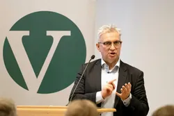 Venstres fiskeripolitiske talsperson André Skjelstad håper å få inn sin havbruksendring i partiprogrammet i helgen.