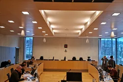 Når staten forvalter en ressurssterk og mektig næring blir det bråk. Bildet er fra Gulating lagmannsrett og rettssaken der oppdrettsnæringen i PO 4 gikk i mot staten. Oppdretterne til venstre og staten til høyre.
