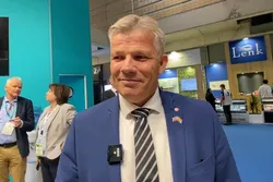 Fiskeri- og havminister Bjørnar Skjæran (Ap), her på standen til Cermaq under sjømatmessa i Barcelona forrige uke.