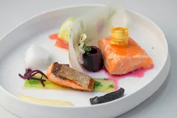 Mange vel laks på middagstallerken, men kanskje ikkje så fancy dandert som dette.