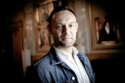 Stortingsrepresentant Torgeir Knag Fylkesnes ønsker ytterligere reguleringer i oppdrettsnæringen.