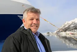 Alle venter på Bjørnar Skjæran, som skal fargelegge kysten i rødt, gult og grønt – om han bruker hele fargepaletten sin vel å merke.